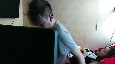 《居家摄像头破解》小伙和漂亮女友之间的私密生活被曝光 (10)